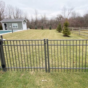 backyard fence contractors